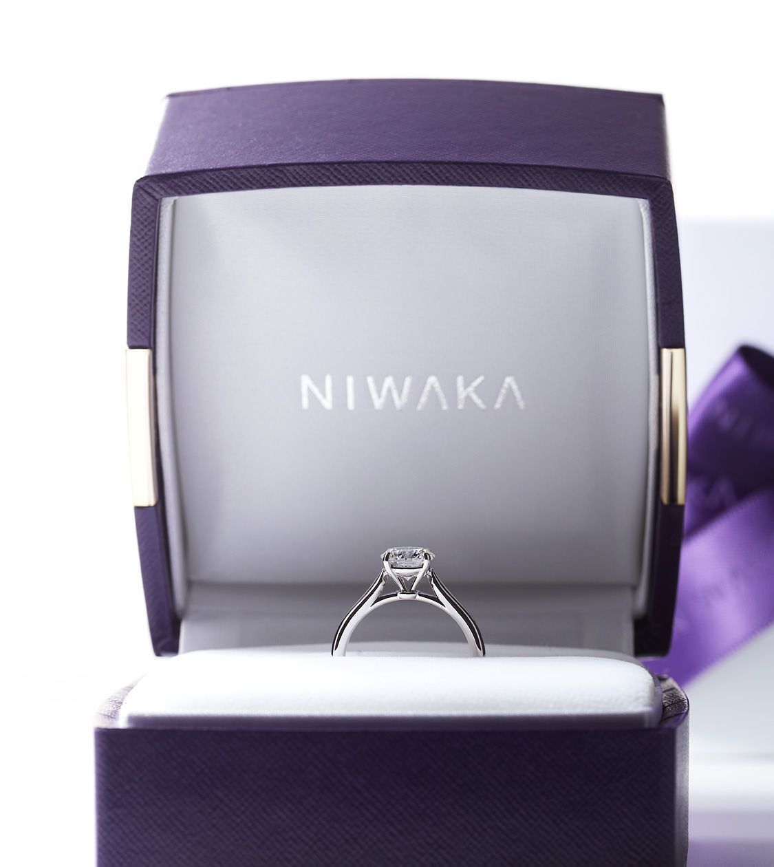 NIWAKAを象徴する紫と白のケース