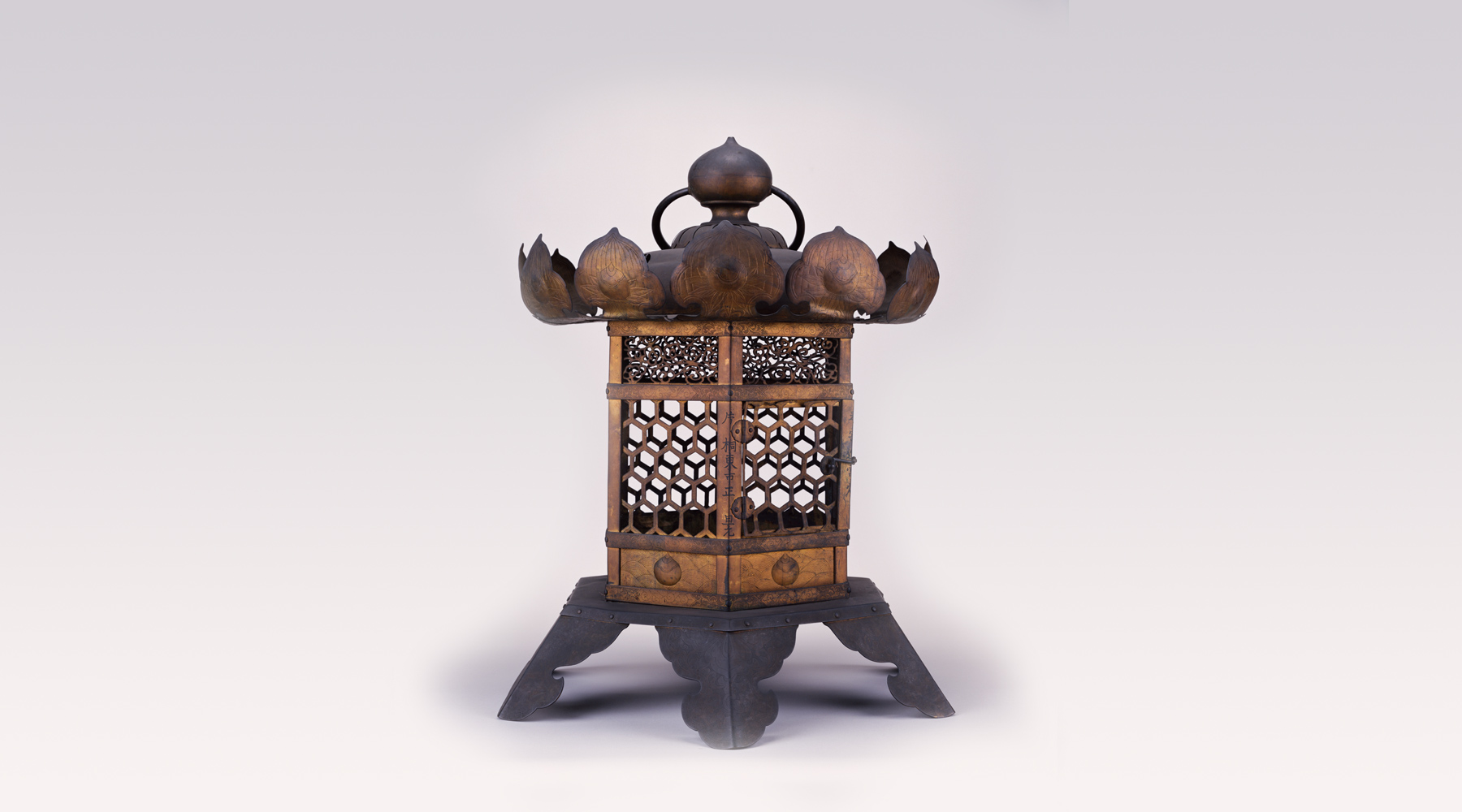 金銅亀甲文透彫釣灯籠｜和彫りの名品 ｜和彫り 伝統の彫金技術