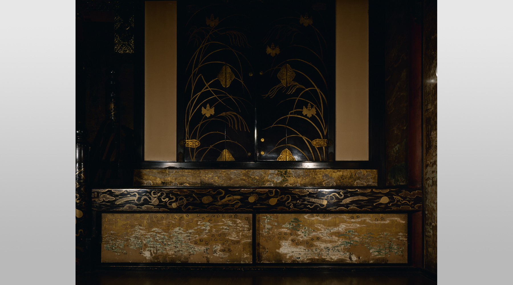 薄桐紋蒔絵厨子扉 金銅露唐草文飾金具付｜和彫りの名品 ｜和彫り 伝統