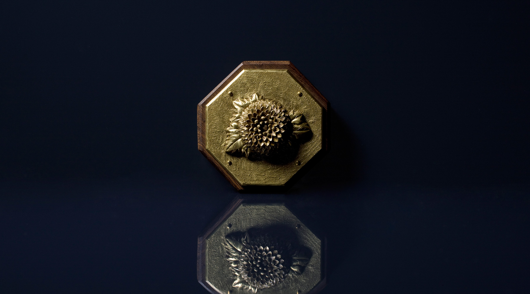 獅子に牡丹 打出し地彫り魚々子地 - 地彫り｜和彫りの技術 ｜和彫り