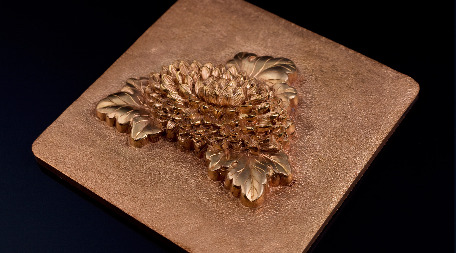 打出し地彫り 菊 - 地彫り｜和彫りの技術 ｜和彫り 伝統の彫金技術