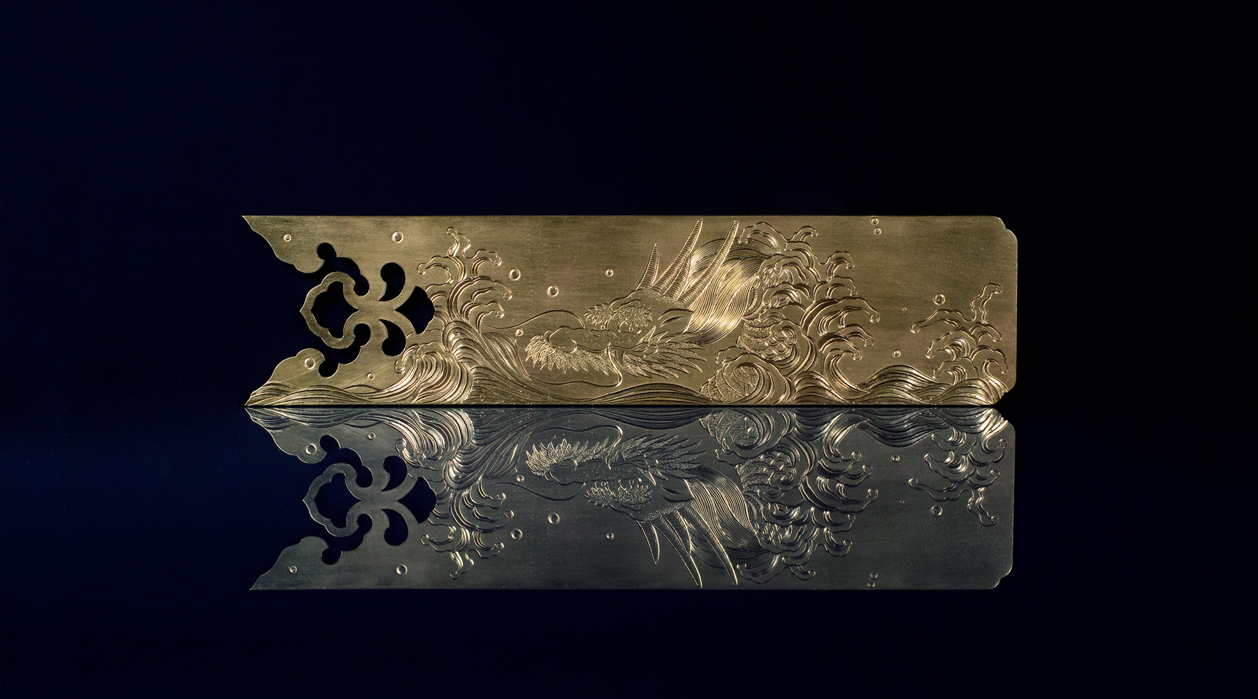 波に龍 片切り彫り金具 - 片切彫り｜和彫りの技術 ｜和彫り 伝統の彫金