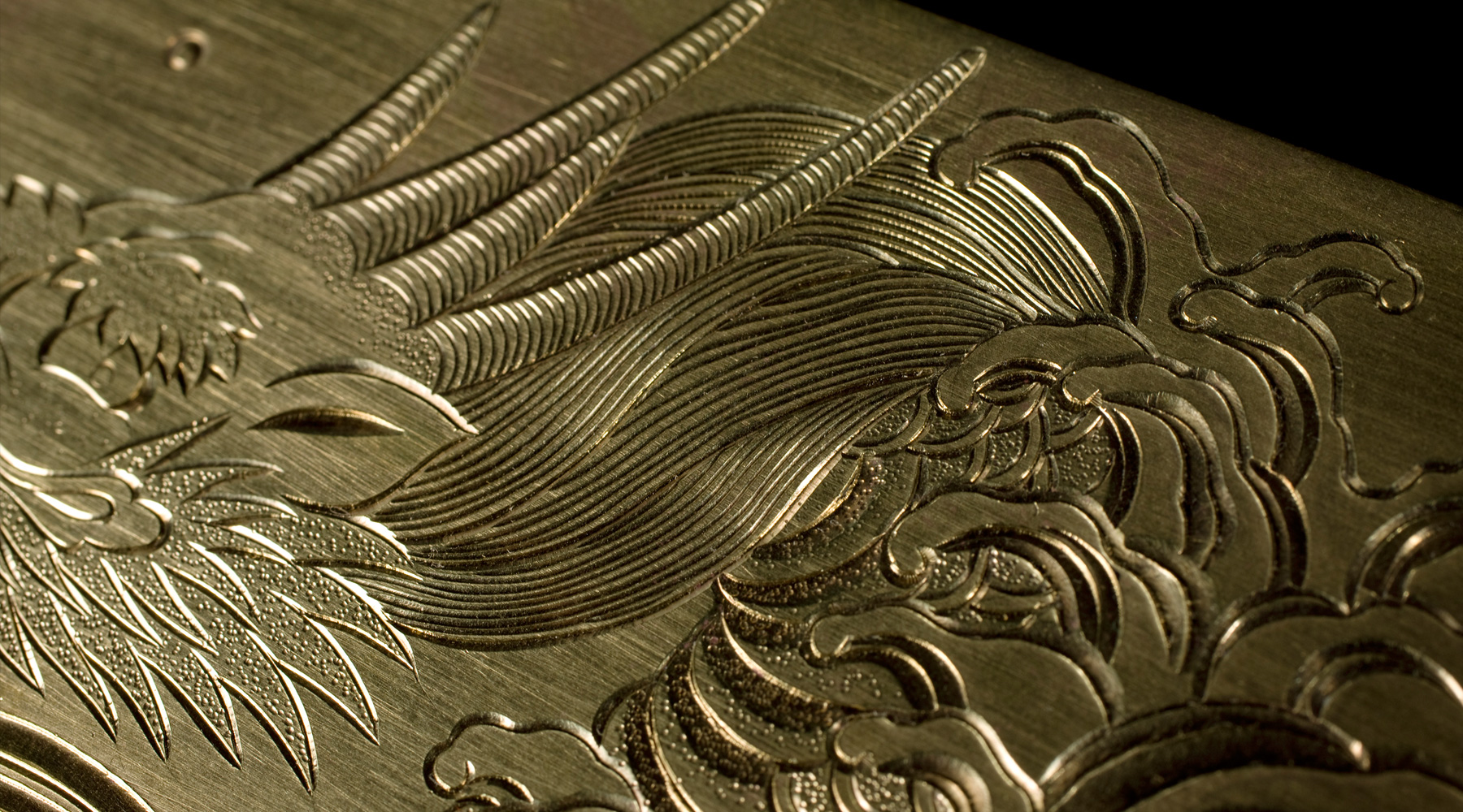 波に龍 片切り彫り金具 - 片切彫り｜和彫りの技術 ｜和彫り 伝統の彫金