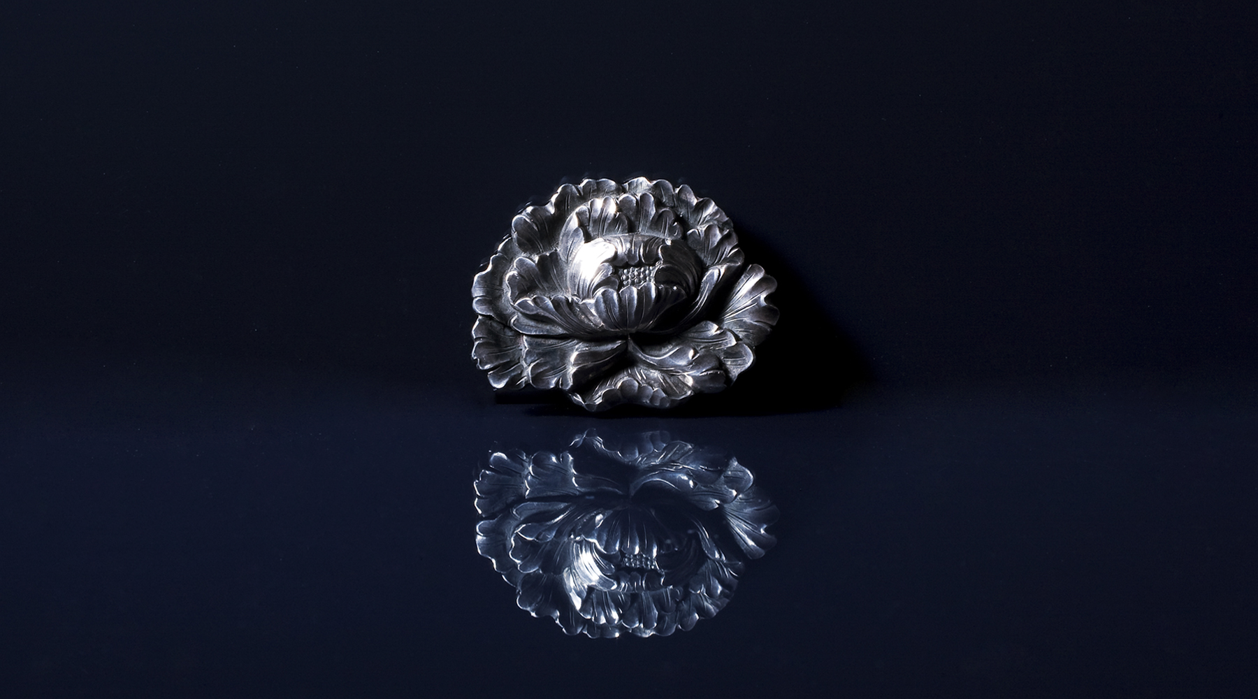 打出し地彫り 菊 - 打出し彫り｜和彫りの技術 ｜和彫り 伝統の彫金技術