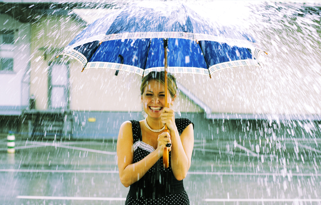 雨の中傘をさしている女性