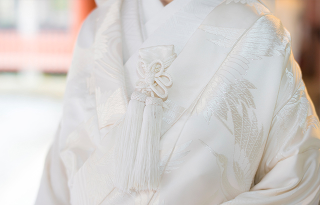 白無垢を着ている新婦と、紋付袴を着ている新郎